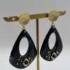 Boucles d'oreilles Gabrielle noir vue de côté Boucles d'oreilles Gabrielle noir vue de côté