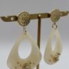 Boucles d'oreilles Gabrielle beige vue de côté
