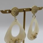 Boucles d'oreilles Gabrielle beige vue de côté
