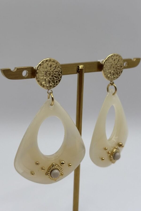 Boucles d'oreilles Gabrielle beige vue de côté