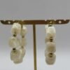 Boucles d'oreilles Nadia nacré vue de face Boucles d'oreilles Nadia nacré vue de face