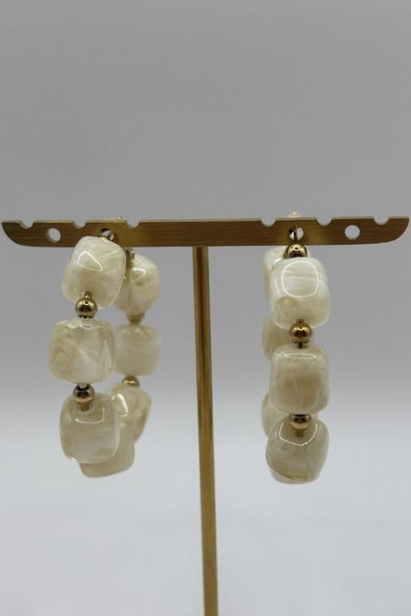 Boucles d'oreilles Nadia nacré vue de face Boucles d'oreilles Nadia nacré vue de face