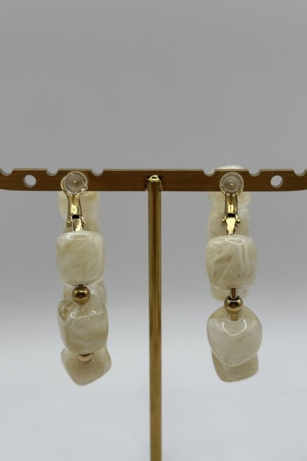 Boucles d'oreilles Nadia nacré vue de dos Boucles d'oreilles Nadia nacré vue de dos