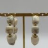 Boucles d'oreilles Nadia beige vue de face Boucles d'oreilles Nadia beige vue de face