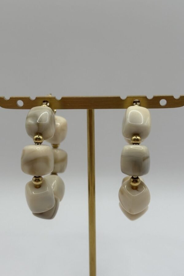 Boucles d'oreilles Nadia beige vue de face Boucles d'oreilles Nadia beige vue de face