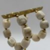 Boucles d'oreilles Nadia beige vue de côté Boucles d'oreilles Nadia beige vue de côté