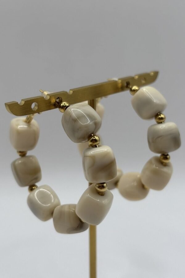 Boucles d'oreilles Nadia beige vue de côté Boucles d'oreilles Nadia beige vue de côté
