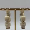 Boucles d'oreilles Nadia beige vue de dos Boucles d'oreilles Nadia beige vue de dos