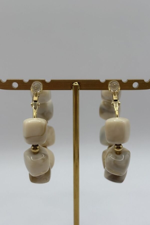 Boucles d'oreilles Nadia beige vue de dos Boucles d'oreilles Nadia beige vue de dos