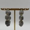 Boucles d'oreilles Nadia gris vue de face Boucles d'oreilles Nadia gris vue de face
