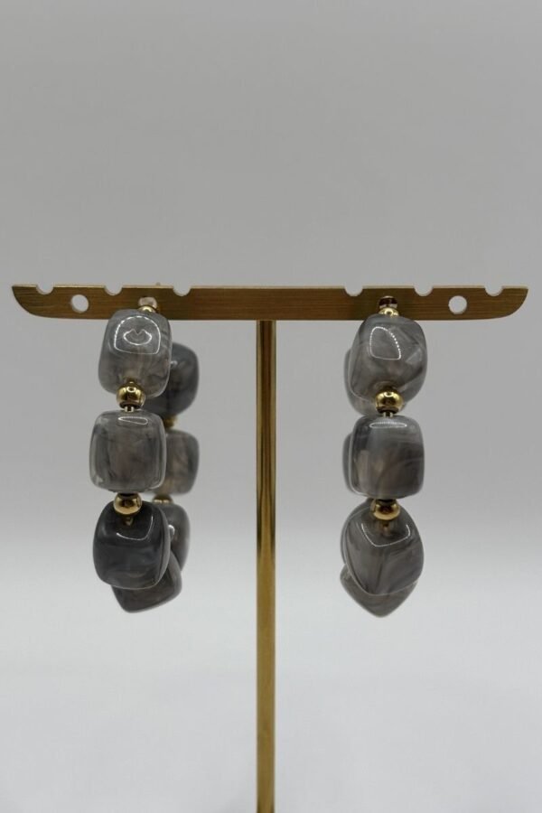 Boucles d'oreilles Nadia gris vue de face Boucles d'oreilles Nadia gris vue de face