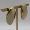 Boucles d'oreilles Maria beige vue de côté