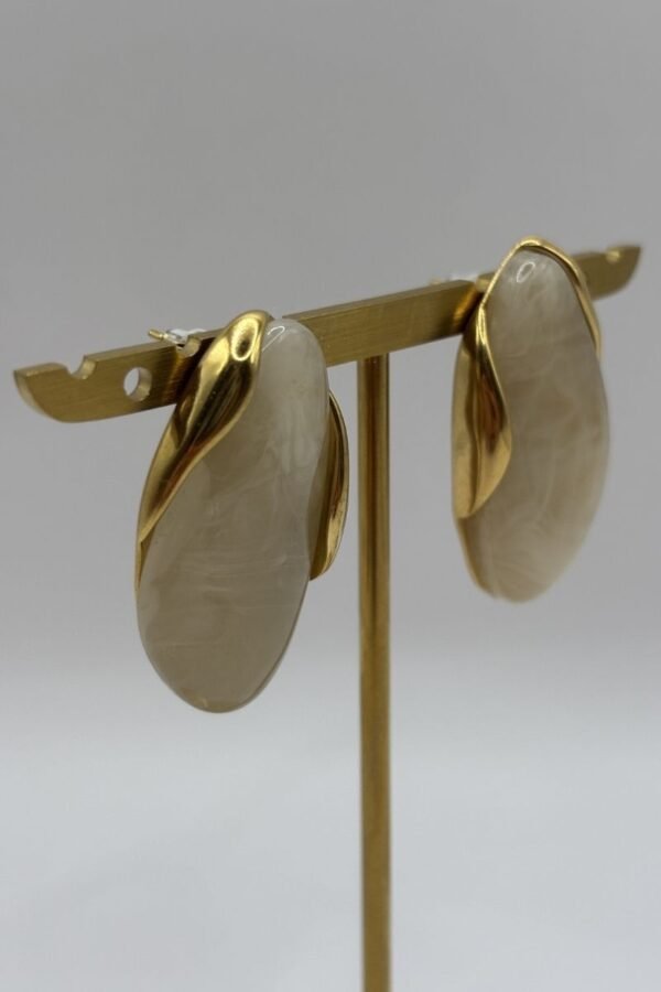 Boucles d'oreilles Maria beige vue de côté