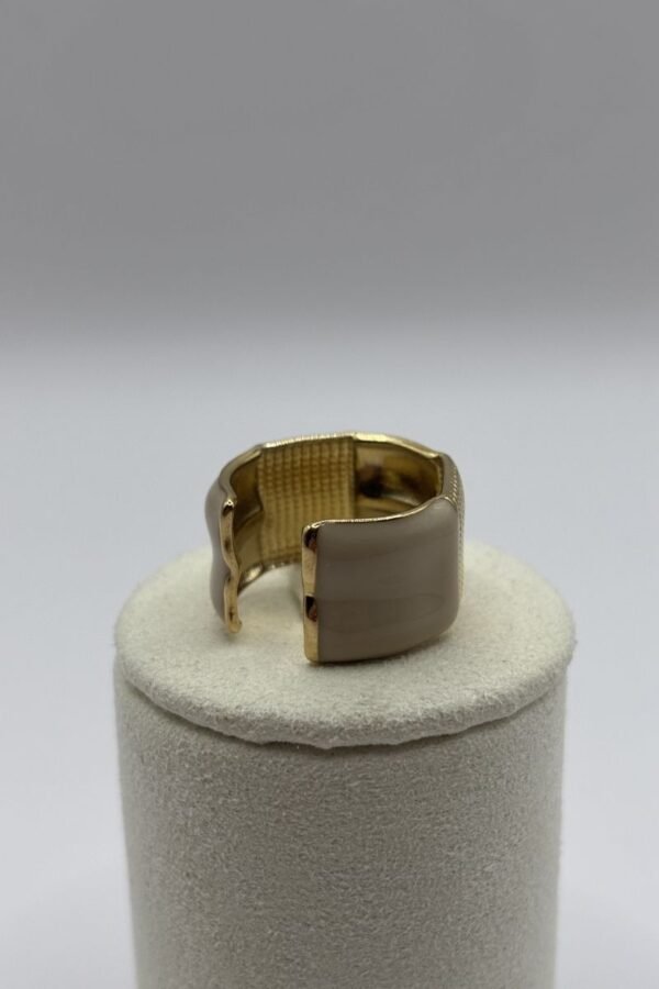 Bague Chiara beige grand modèle vue de dos Bague Chiara beige grand modèle vue de dos