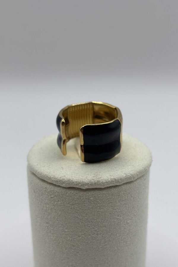 Bague Chiara noir grand modèle vue de dos Bague Chiara noir grand modèle vue de dos