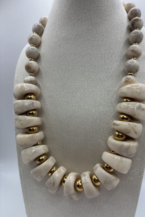 Collier Brigitte beige zoom Collier Brigitte beige zoom