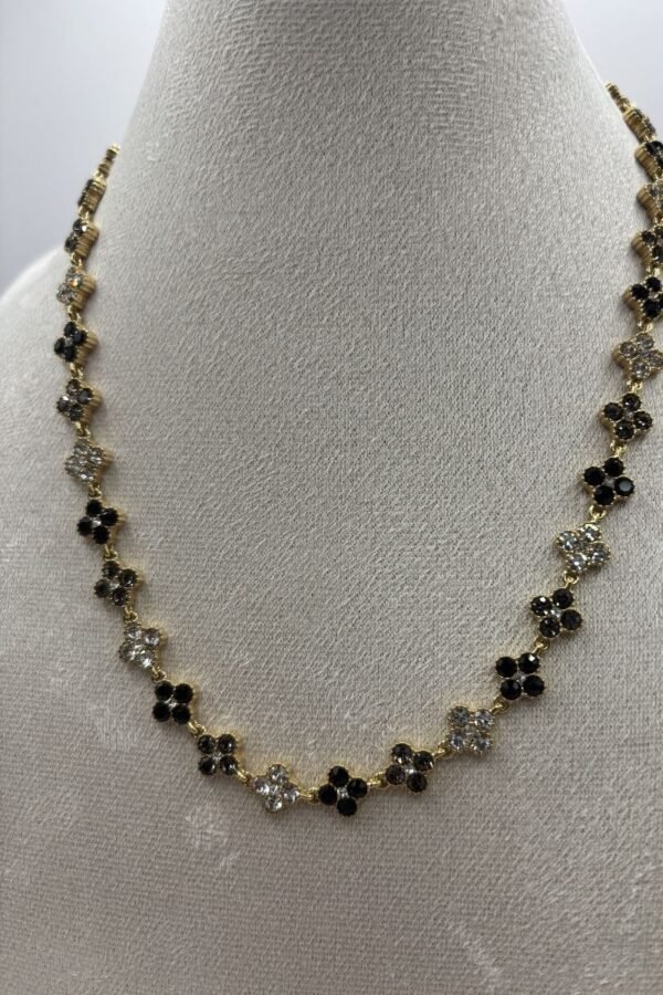 Collier Flora noir zoom Collier Flora noir zoom
