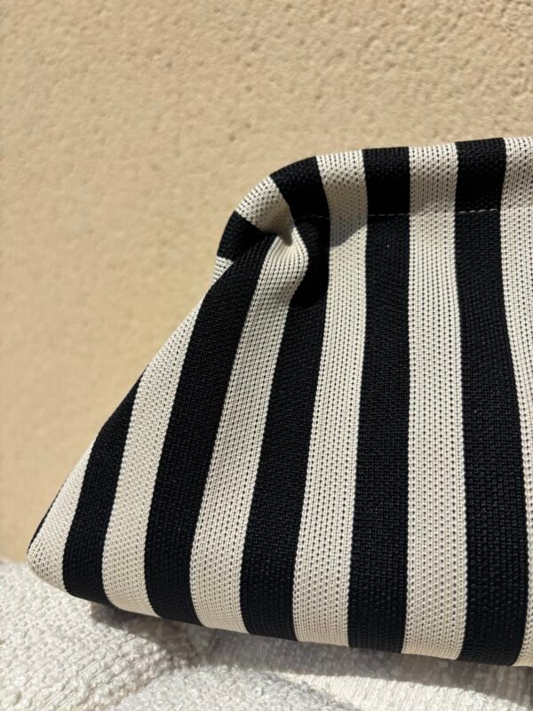 Zoom pochette Aélia à rayures