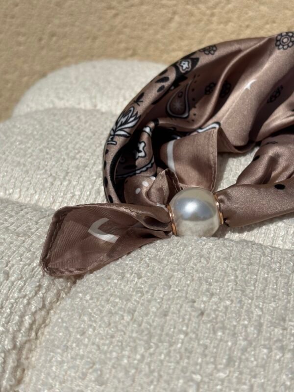 Foulard bandana beige détails Foulard bandana beige détails