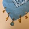 Foulard à charms bleu détails